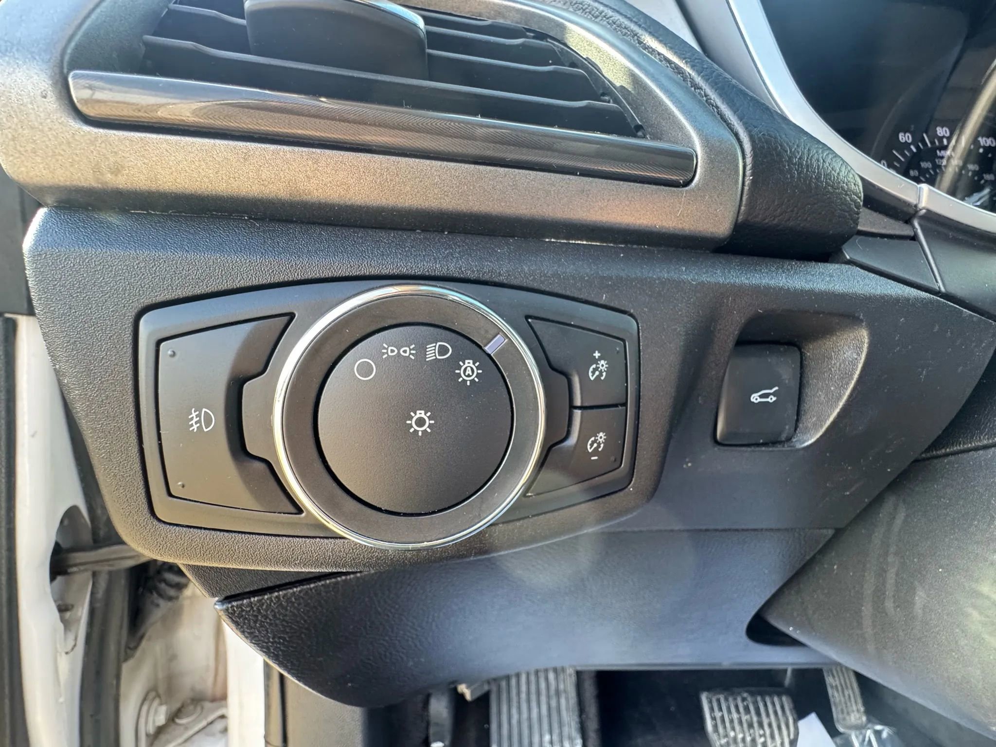 Used 2017 Ford Fusion SE w/ Fusion SE Technology Package image 16