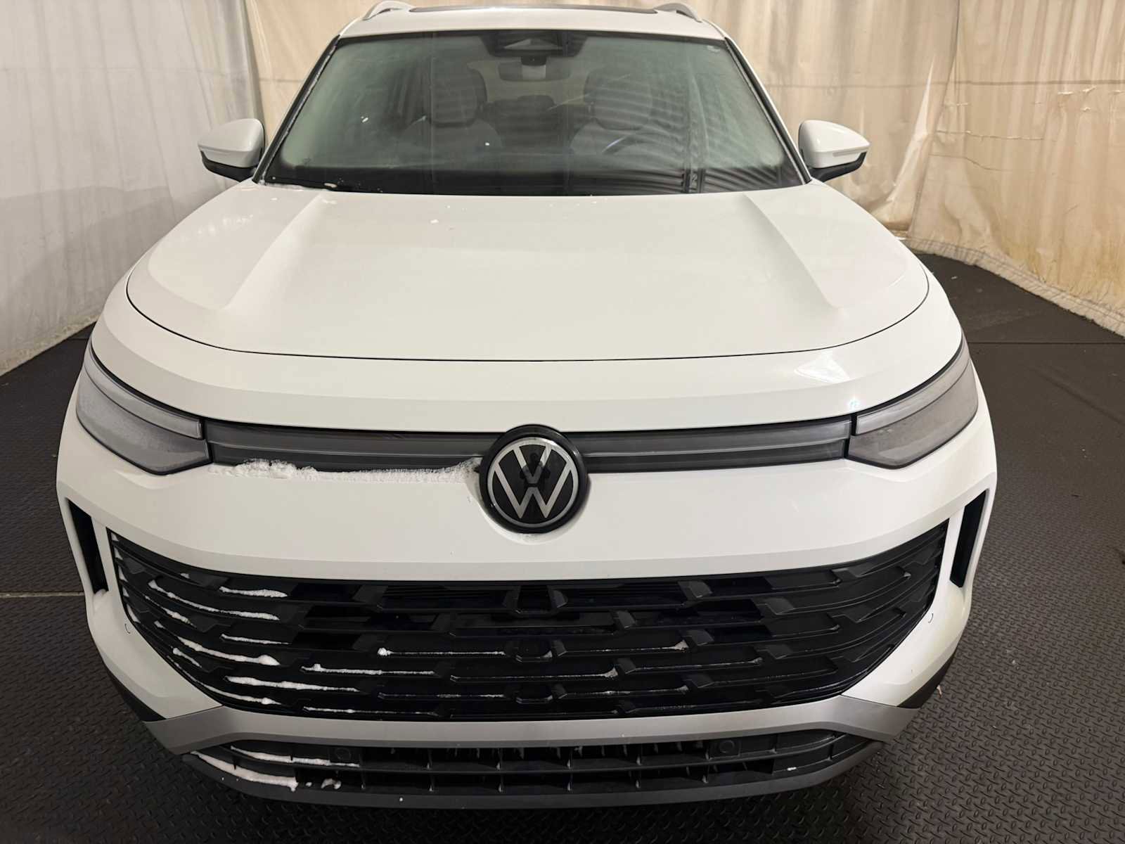 Certified 2025 Volkswagen Tiguan SE w/ Panoramic Sunroof Package image 3