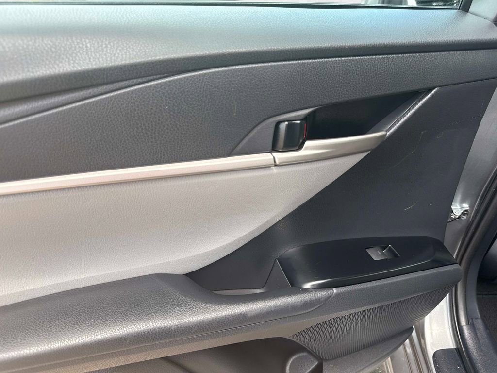 Used 2025 Toyota Camry SE FWD image 10