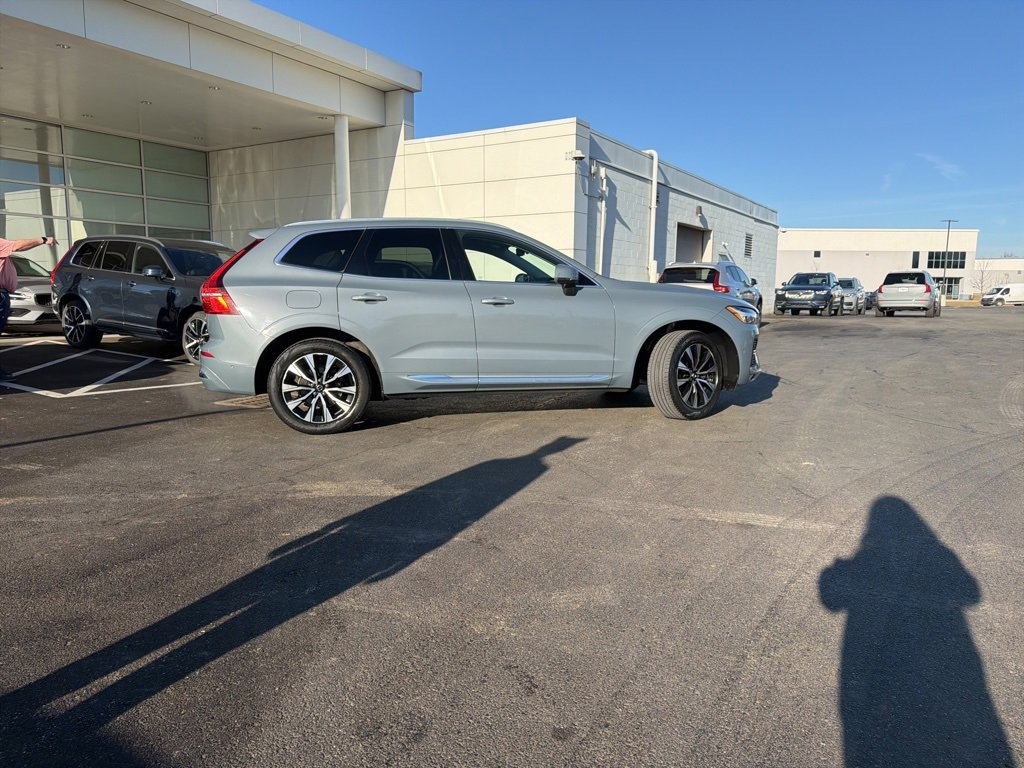 Certified 2023 Volvo XC60 B5 Plus image 2