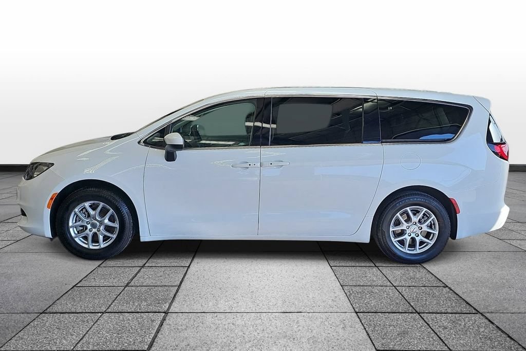 Used 2023 Chrysler Voyager LX FWD image 5