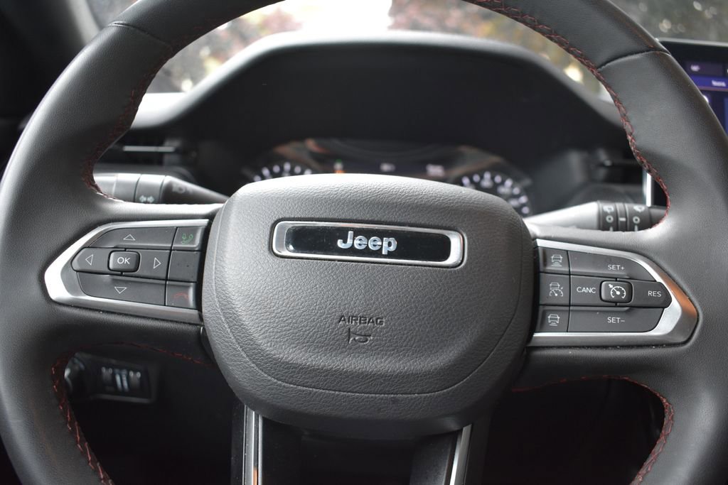 Used 2025 Jeep Compass Trailhawk AWD/4WD image 14