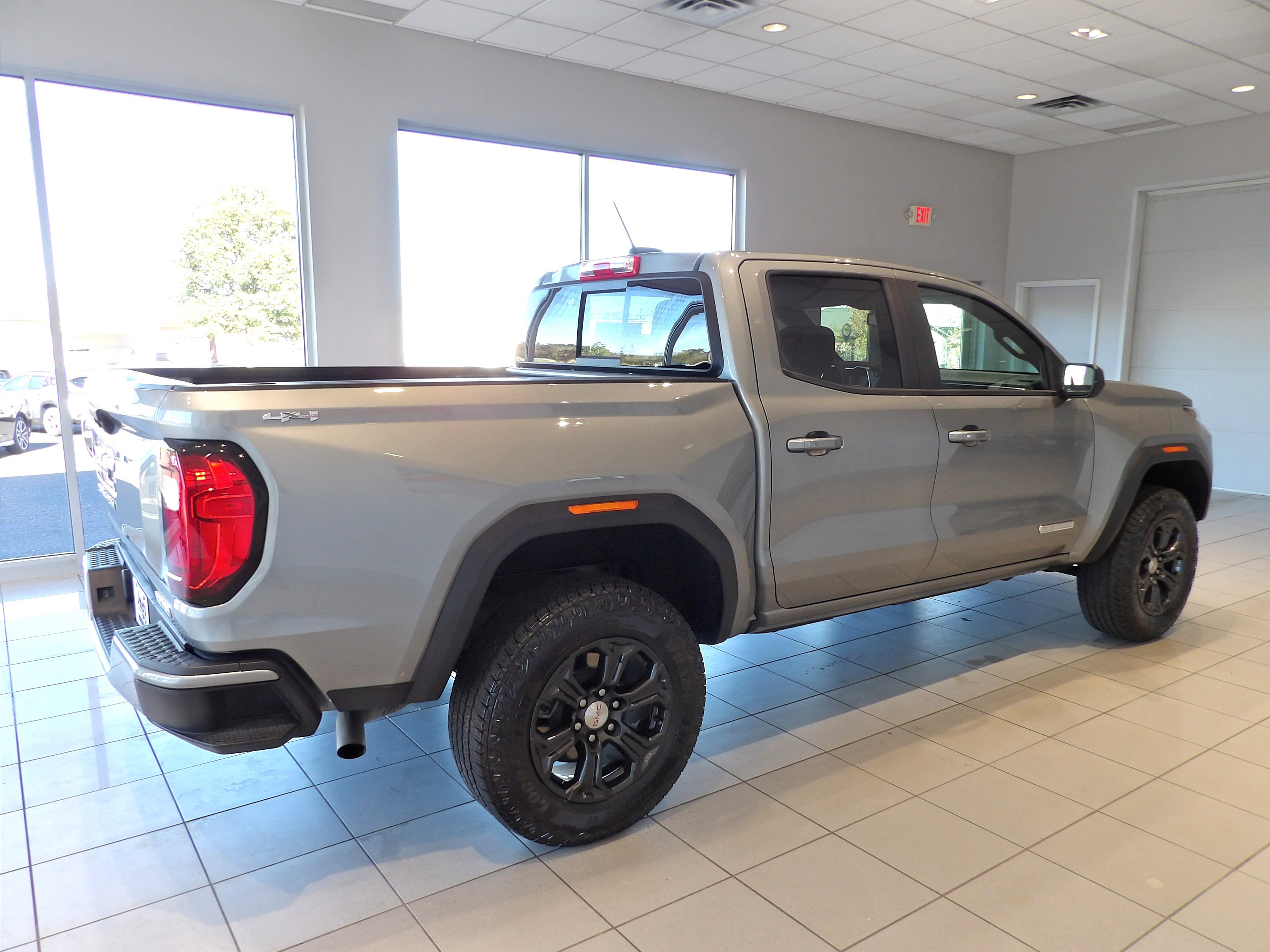 Used 2024 GMC Canyon Elevation w/ Convenience Package image 4