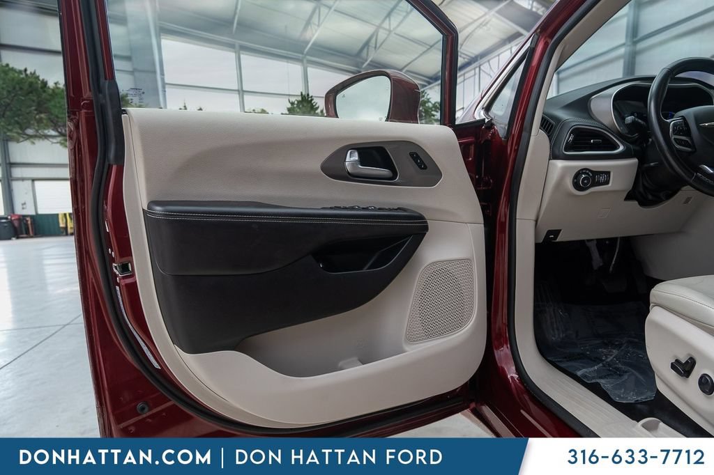 Used 2021 Chrysler Pacifica Touring-L FWD image 12