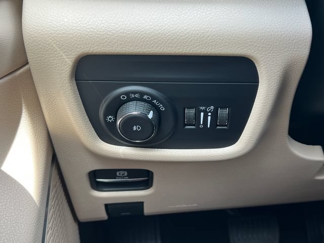 New 2026 Jeep Grand Cherokee L Limited w/ Limited Altitude Package AWD/4WD image 18