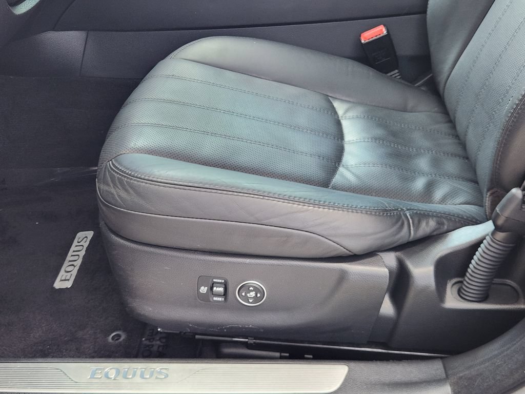 Used 2013 Hyundai Equus Signature RWD image 24