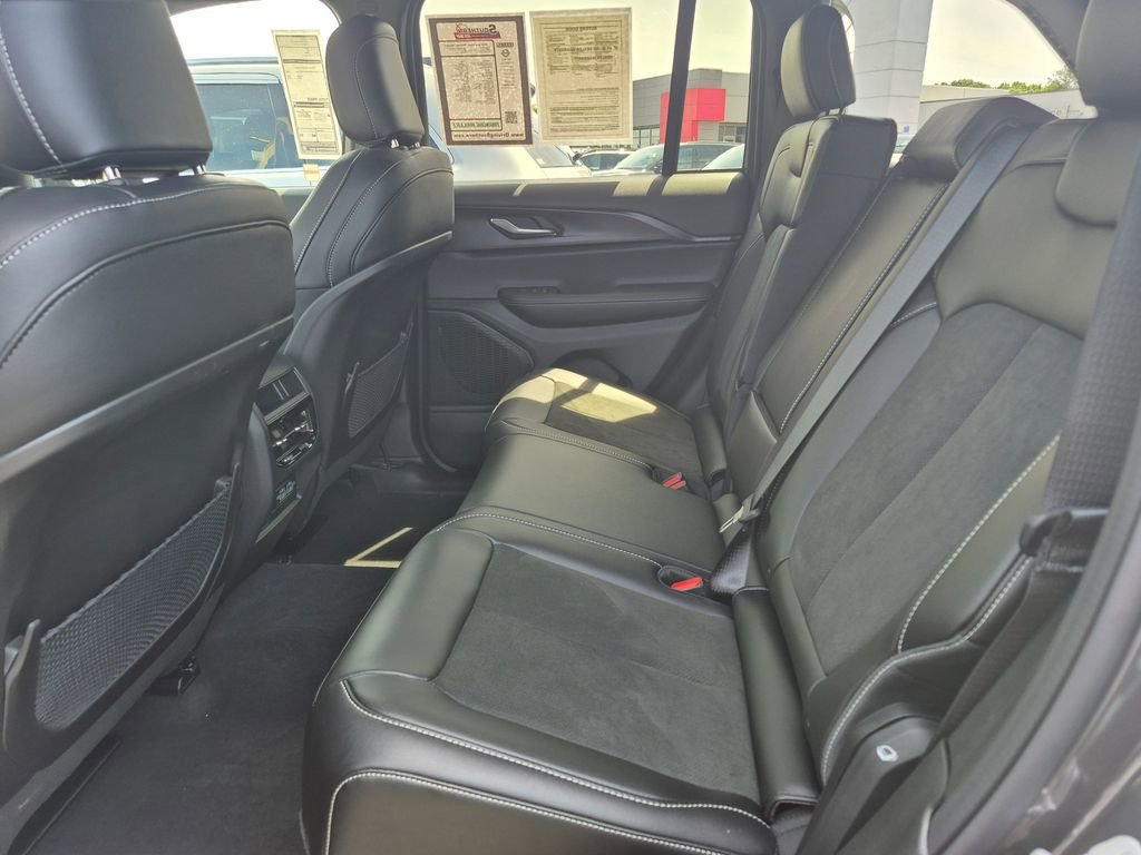 Used 2025 Jeep Grand Cherokee Altitude AWD/4WD image 24