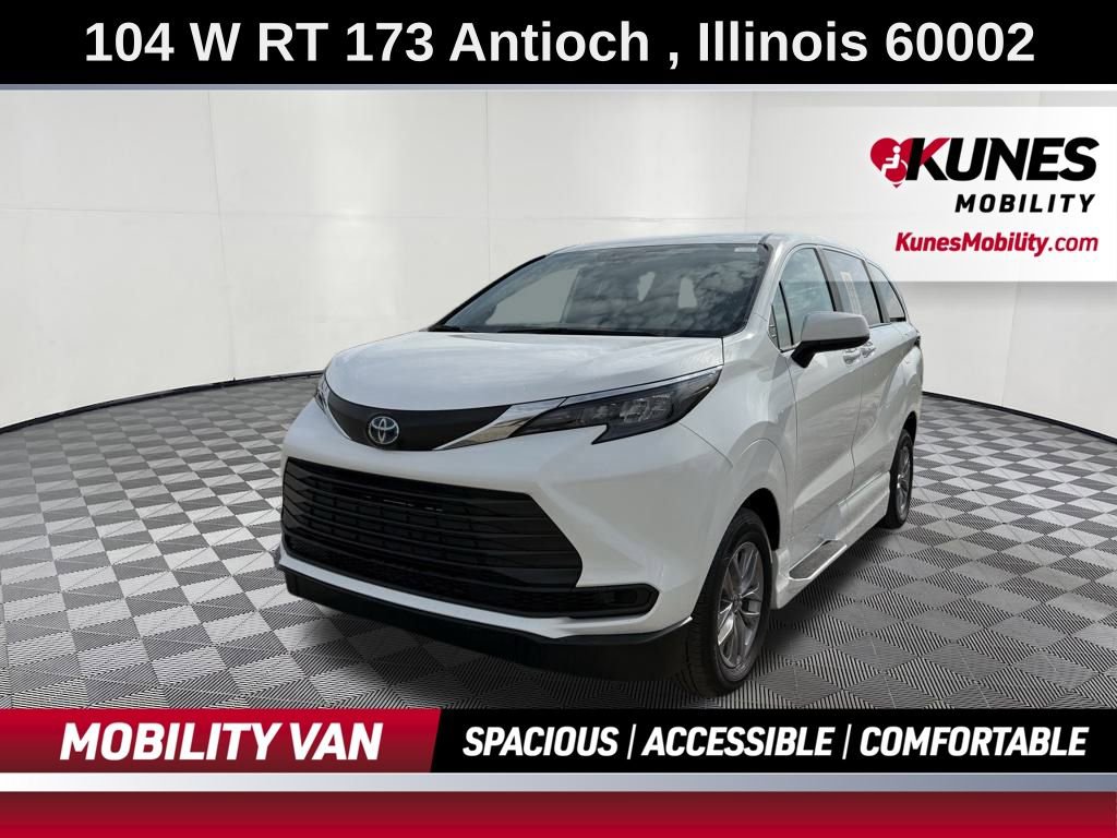 Used 2025 Toyota Sienna LE image 3