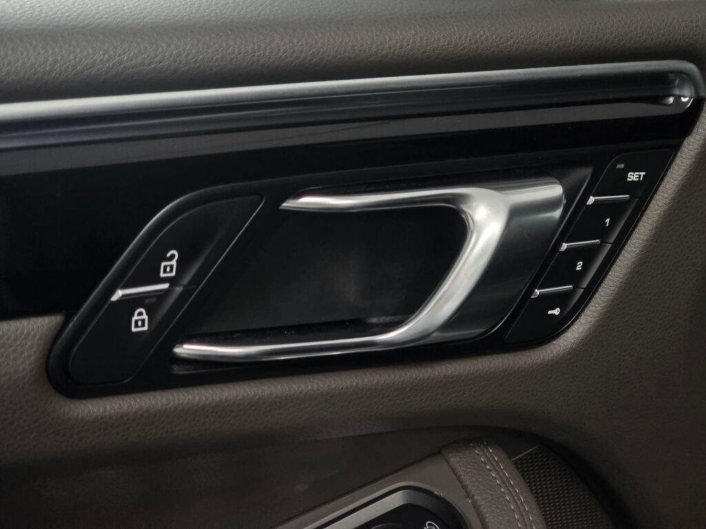 Certified 2024 Porsche Macan AWD/4WD image 34