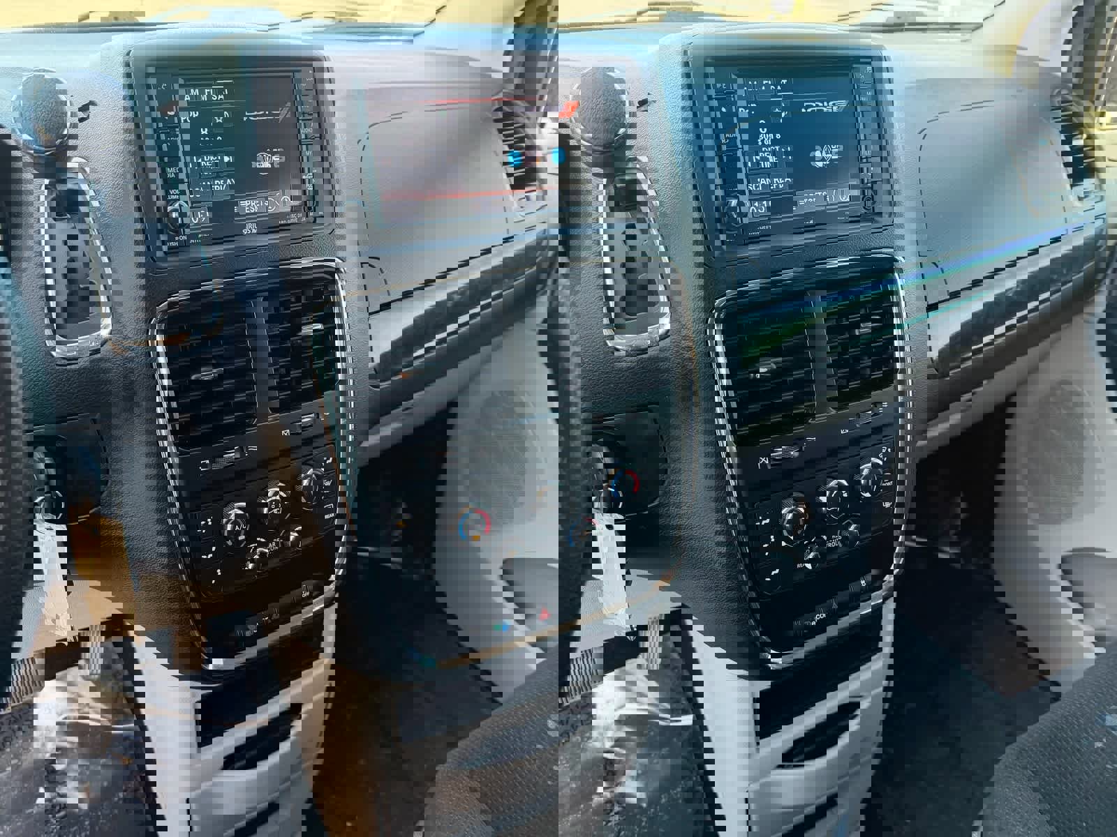 Used 2018 Dodge Grand Caravan SE w/ UConnect Hands-Free Group image 19