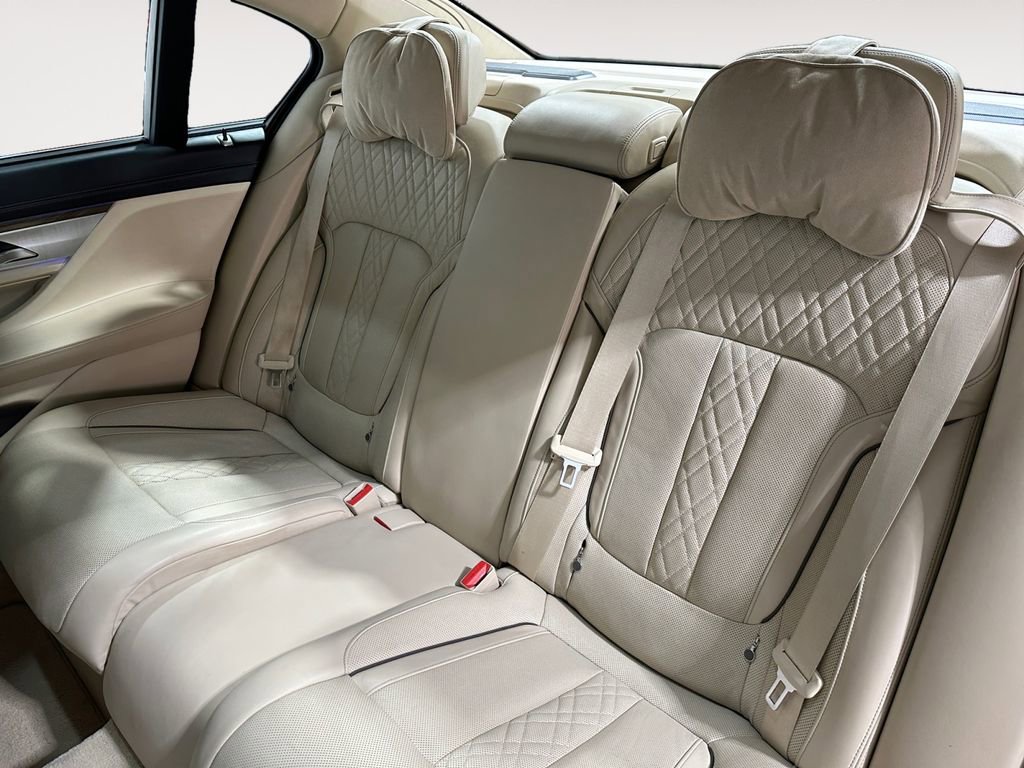 Used 2018 BMW 750i xDrive image 13