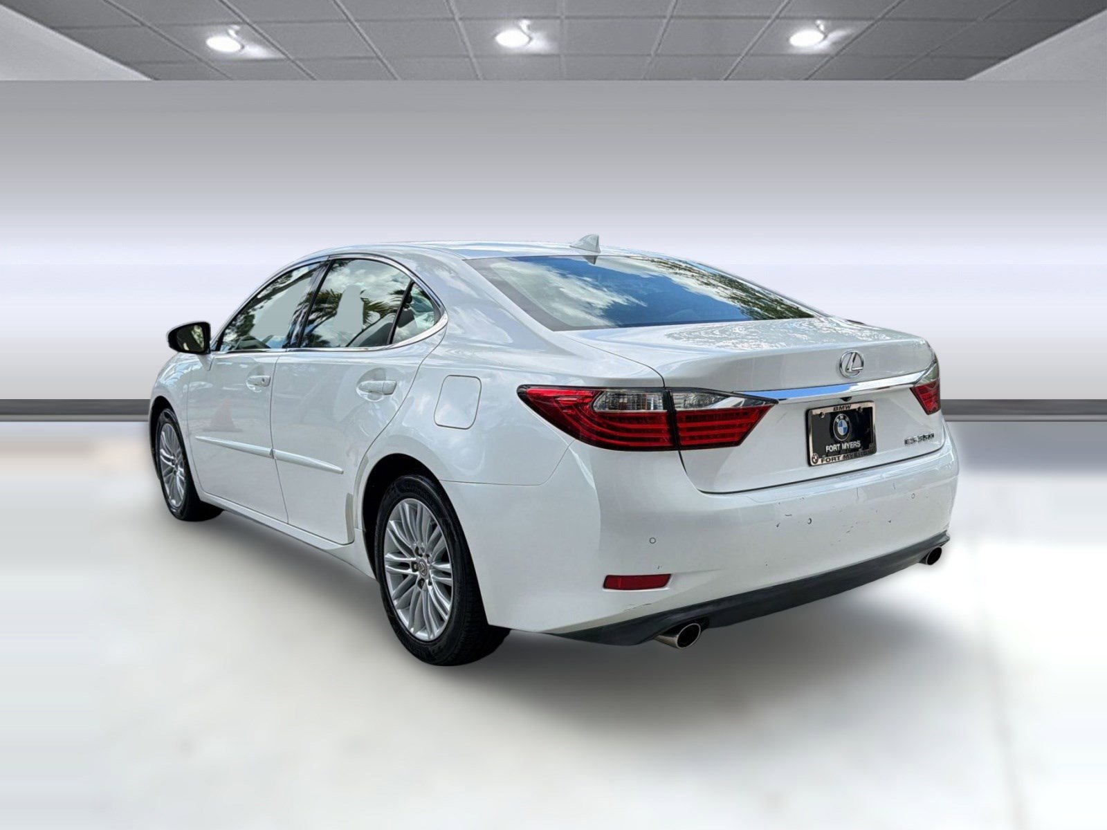 Used 2015 Lexus ES 350 w/ Luxury Package image 3