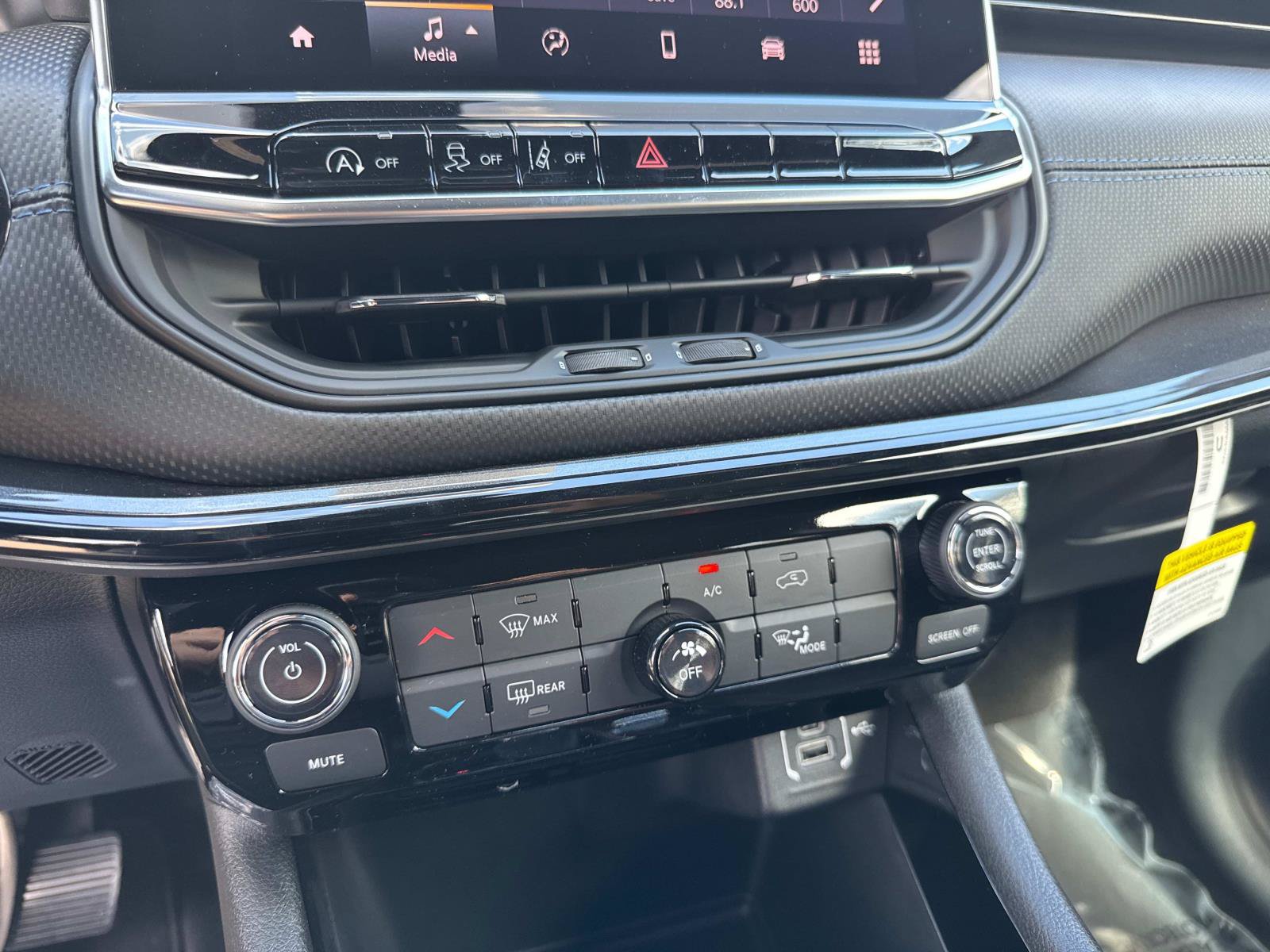 New 2026 Jeep Compass Latitude AWD/4WD image 22