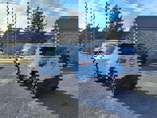 Used 2024 Jeep Compass Limited image 3