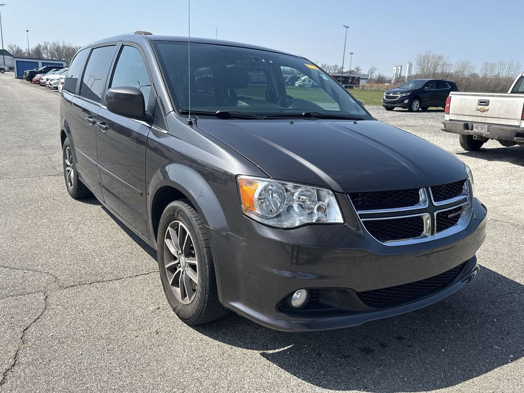 Used 2017 Dodge Grand Caravan SXT image 2