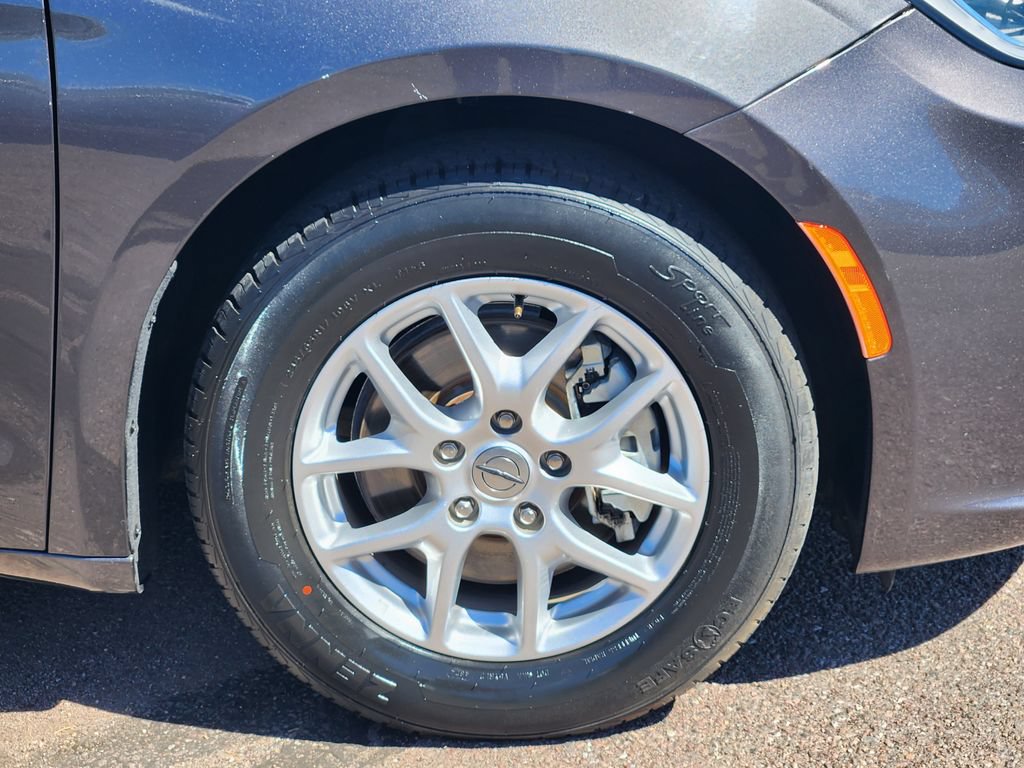 Used 2023 Chrysler Pacifica Touring-L FWD image 30