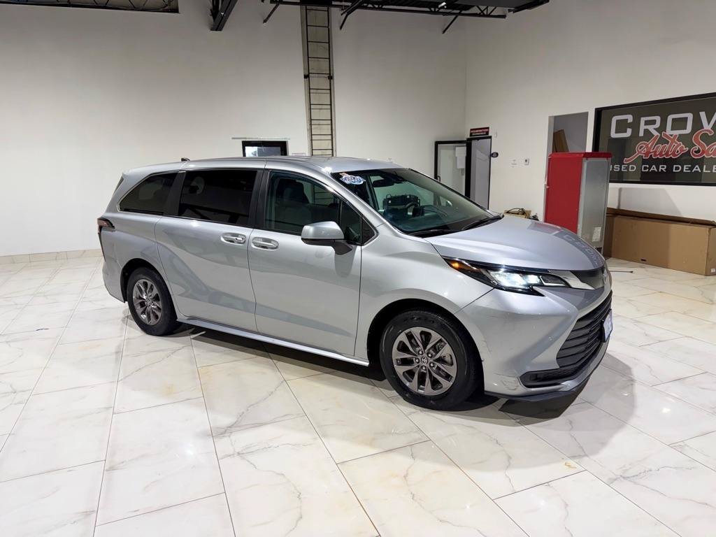 Used 2023 Toyota Sienna LE FWD image 3