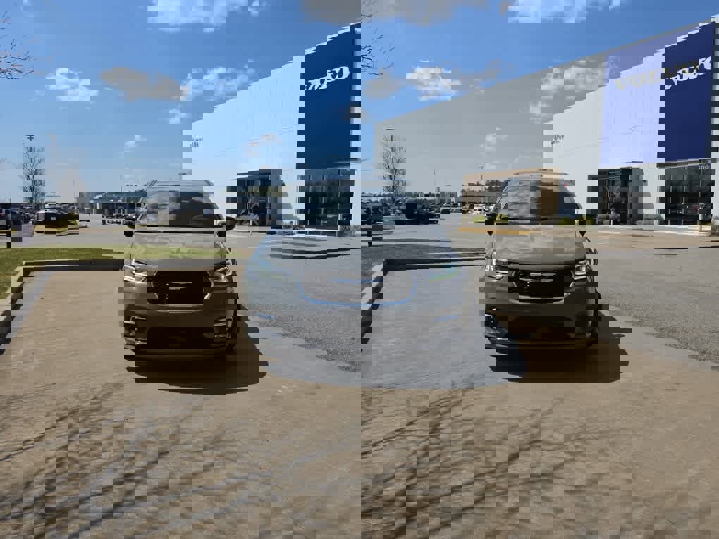 Used 2025 Chrysler Pacifica Select image 3