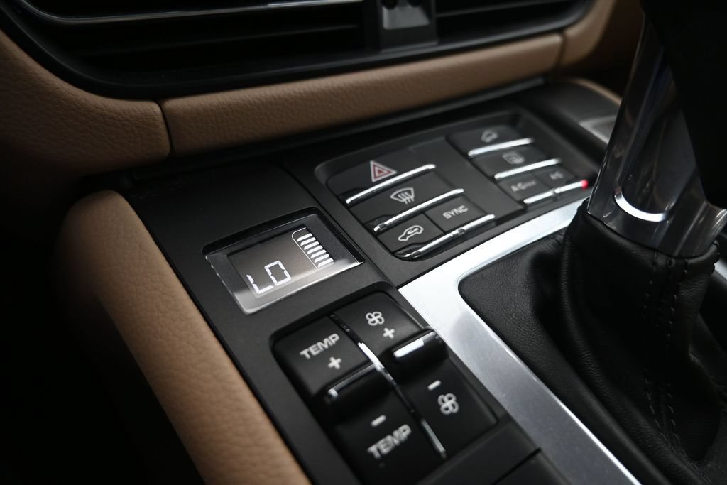 Certified 2021 Porsche Macan AWD/4WD image 16