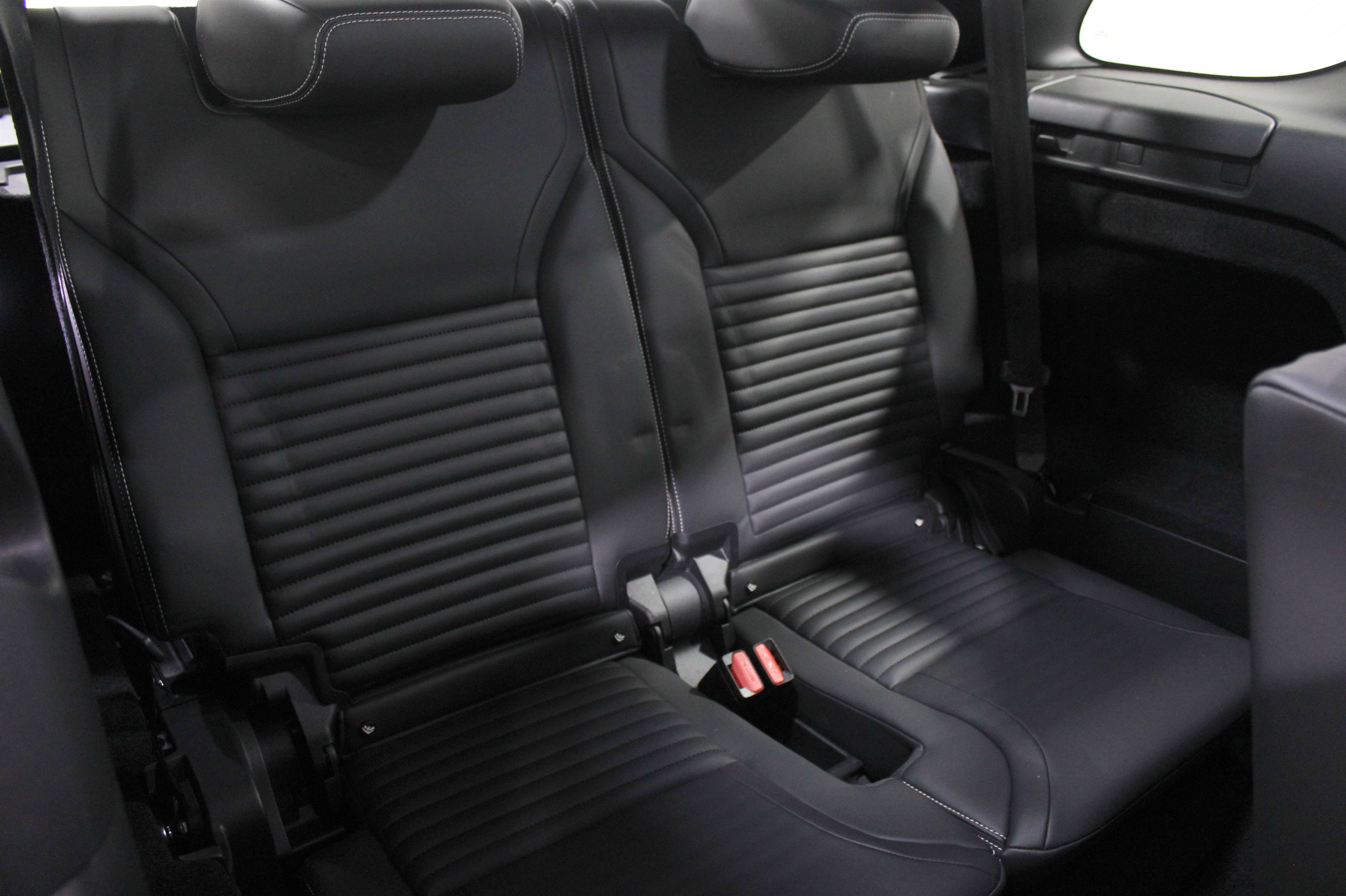 Used 2024 Land Rover Discovery Dynamic SE AWD/4WD image 25