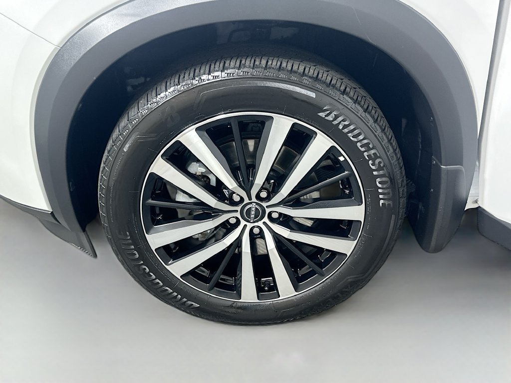Used 2025 Nissan Pathfinder Platinum FWD image 32