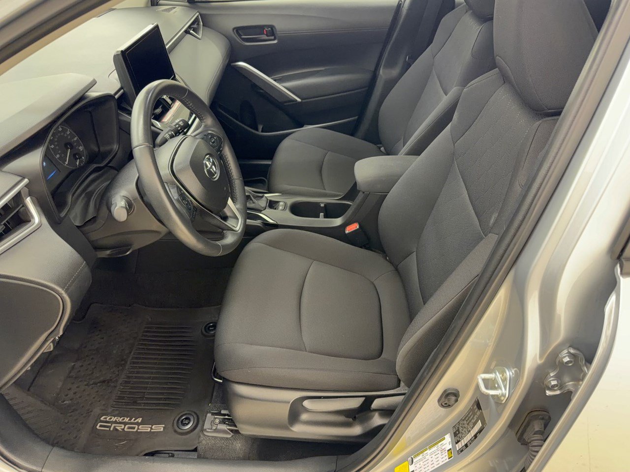 Used 2024 Toyota Corolla Cross LE FWD image 5