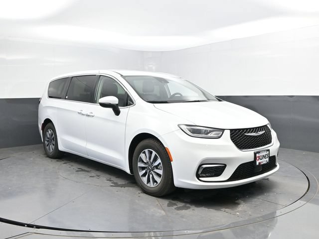 Used 2023 Chrysler Pacifica Touring-L FWD image 4