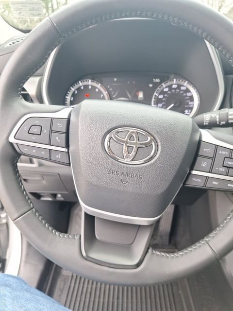 Used 2024 Toyota Highlander XLE image 12