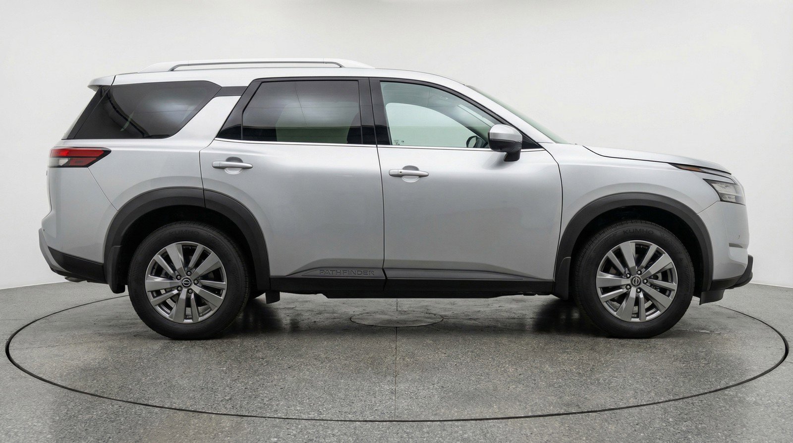 Used 2025 Nissan Pathfinder SV image 11