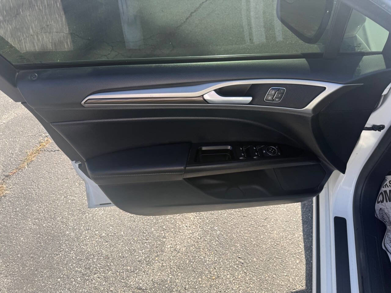 Used 2017 Ford Fusion SE FWD image 17