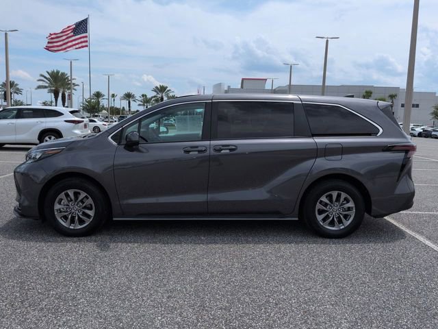 Certified 2025 Toyota Sienna LE FWD image 7