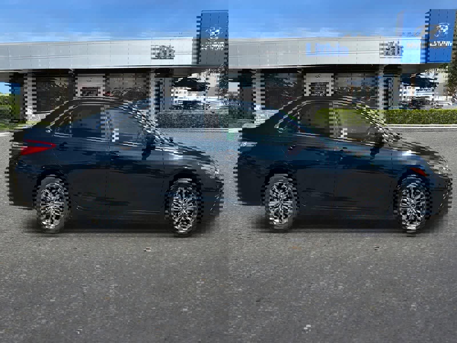 Used 2015 Toyota Camry SE w/ Moonroof Package image 9