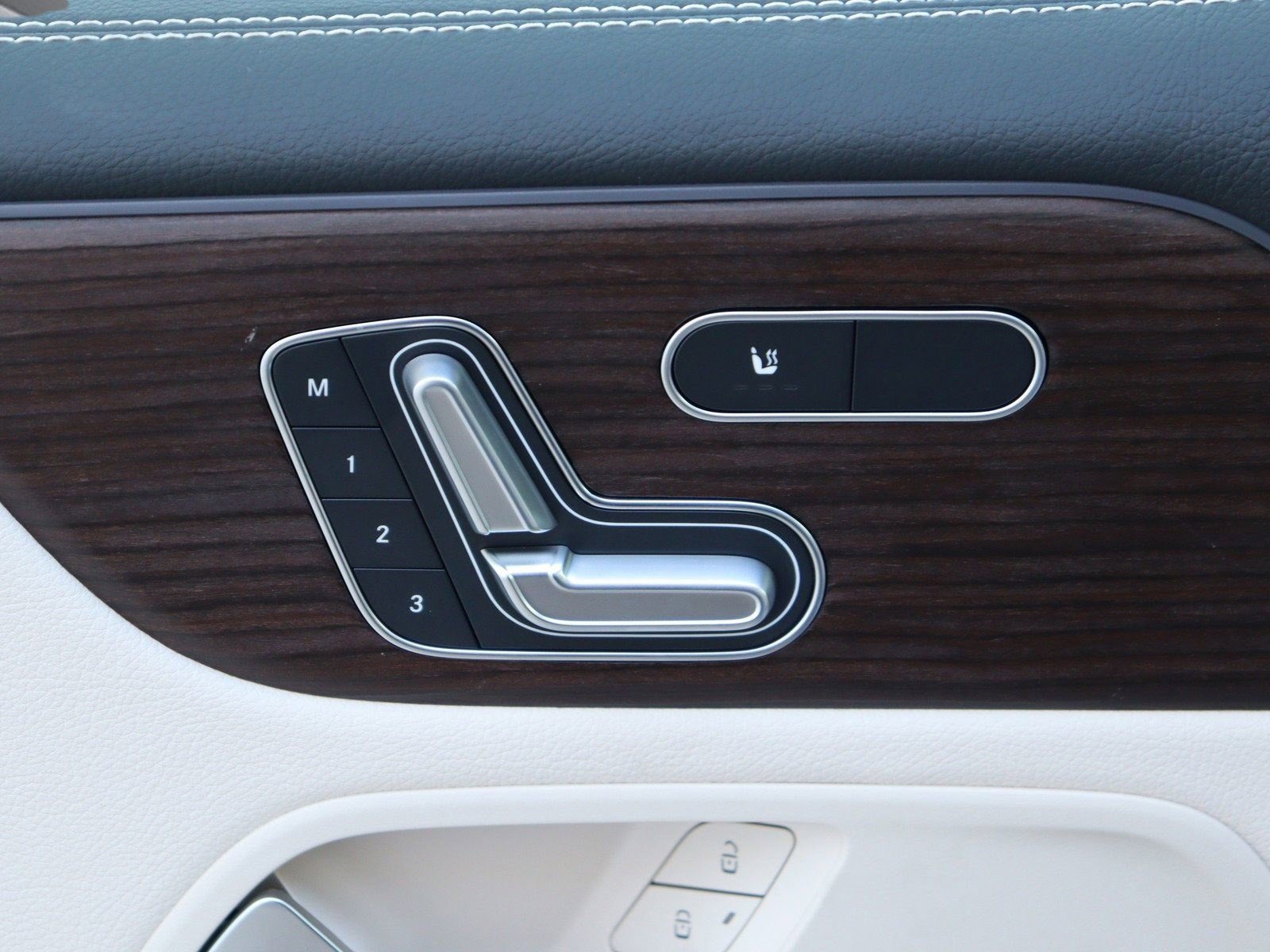 Used 2025 Mercedes-Benz GLB 250 image 33