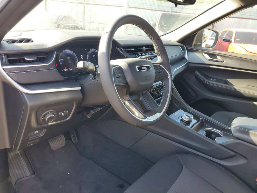 Used 2024 Jeep Grand Cherokee Laredo w/ Luxury Tech Group I AWD/4WD image 16
