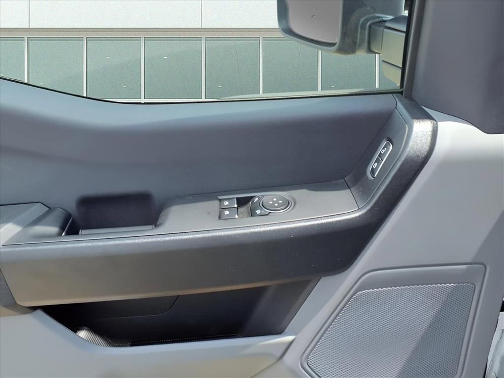 Used 2024 Ford F550 4x4 Regular Cab Super Duty image 17