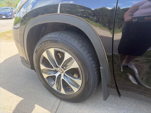 Used 2021 Toyota Highlander XLE AWD/4WD image 13