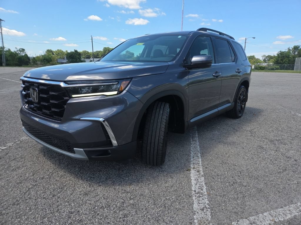 Used 2025 Honda Pilot Touring image 3
