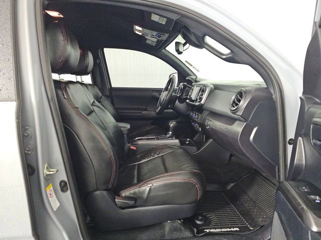Used 2018 Toyota Tacoma TRD Off-Road w/ Technology Package image 12