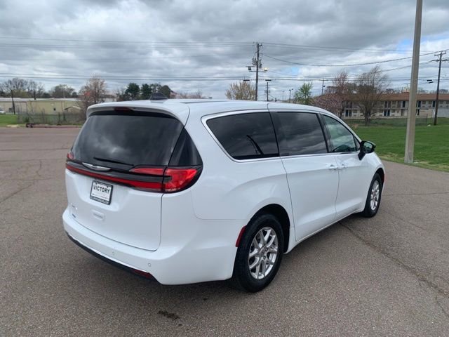 Used 2025 Chrysler Pacifica Select image 7