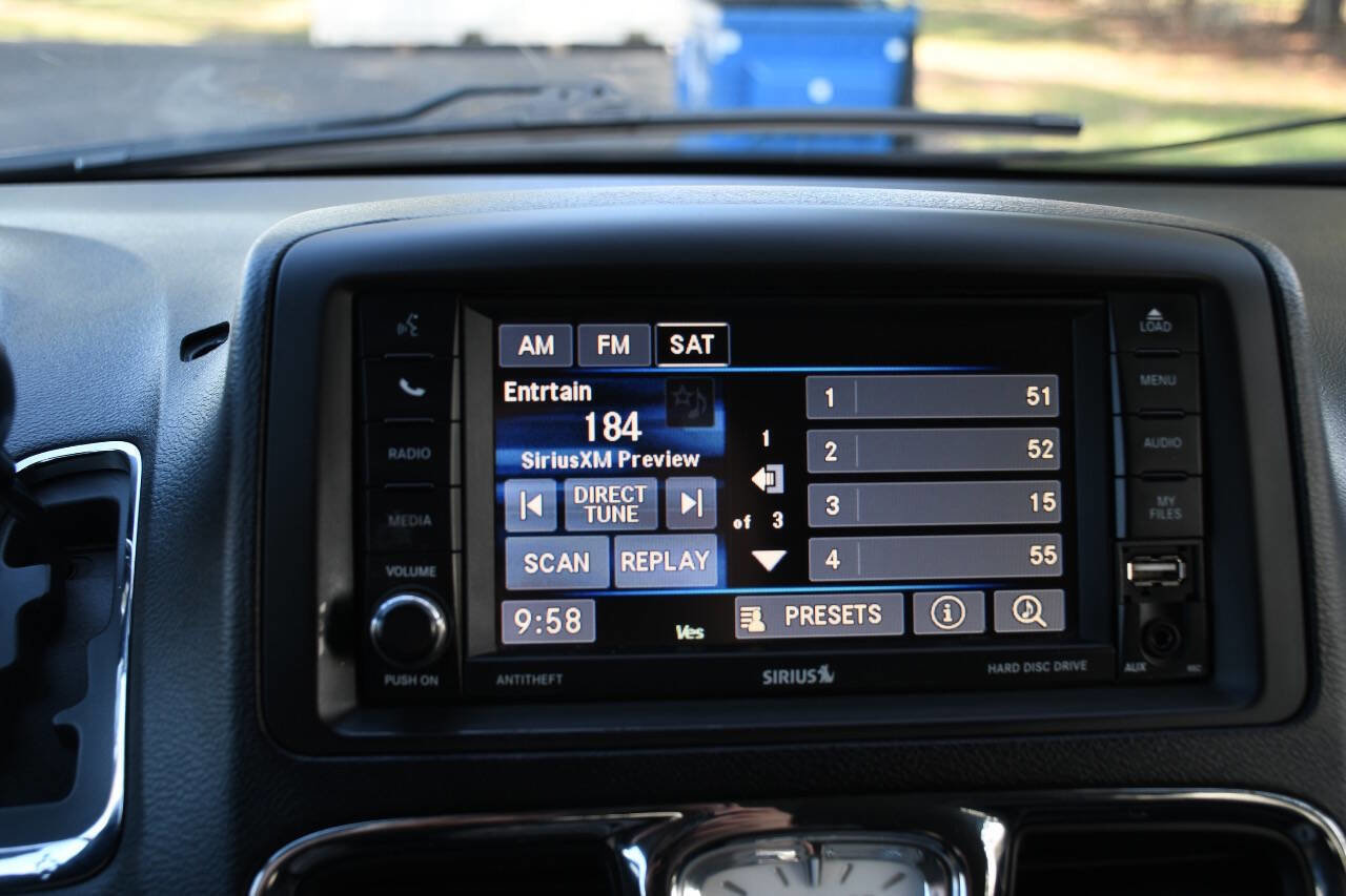 Used 2015 Chrysler Town & Country Touring FWD image 39