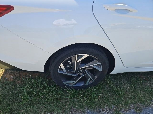 Used 2025 Hyundai Elantra Limited FWD image 5
