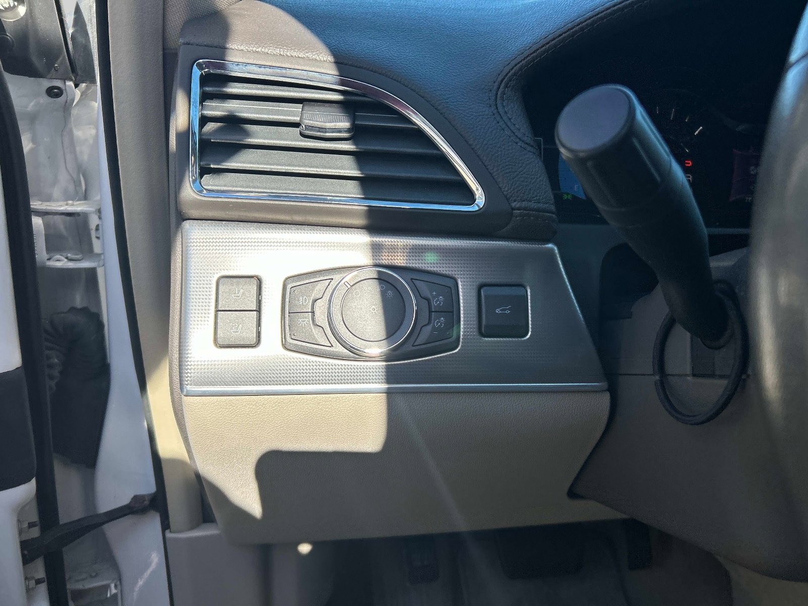 Used 2013 Lincoln MKX FWD image 19