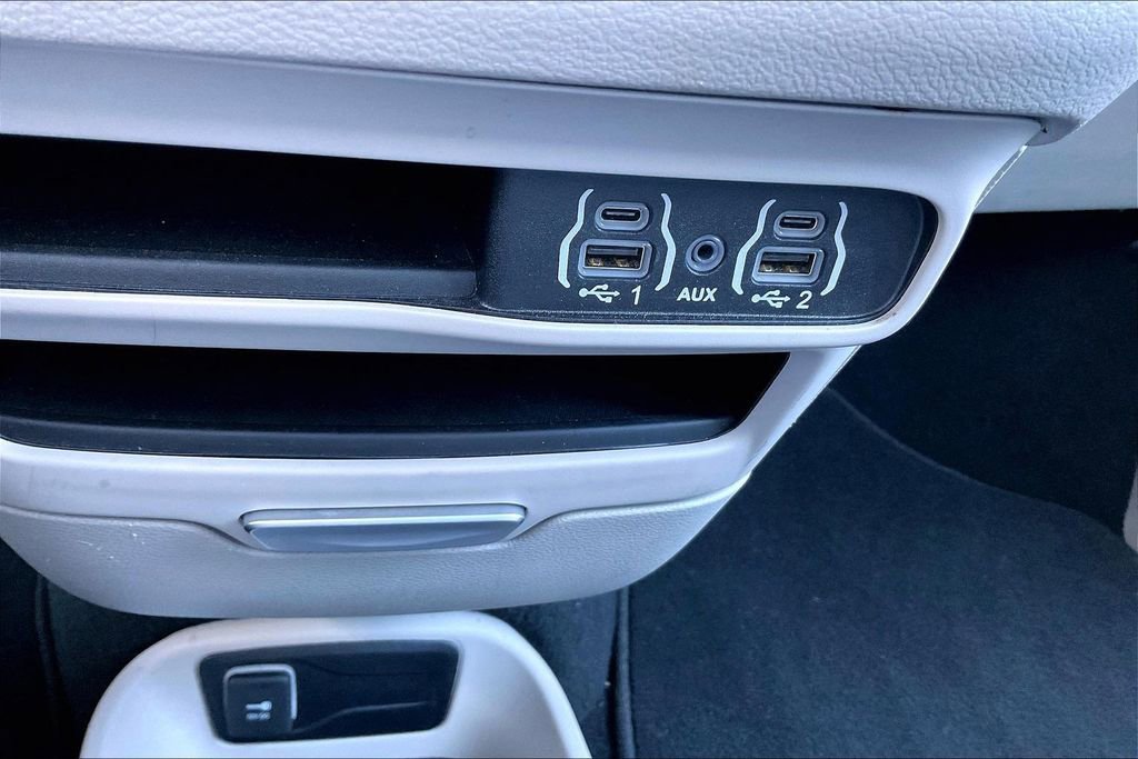 Used 2024 Chrysler Pacifica Touring-L image 16