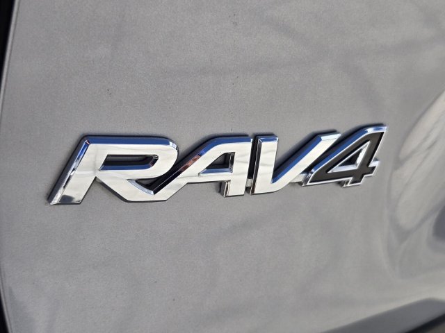 Used 2020 Toyota RAV4 XLE w/ Convenience Package FWD image 14