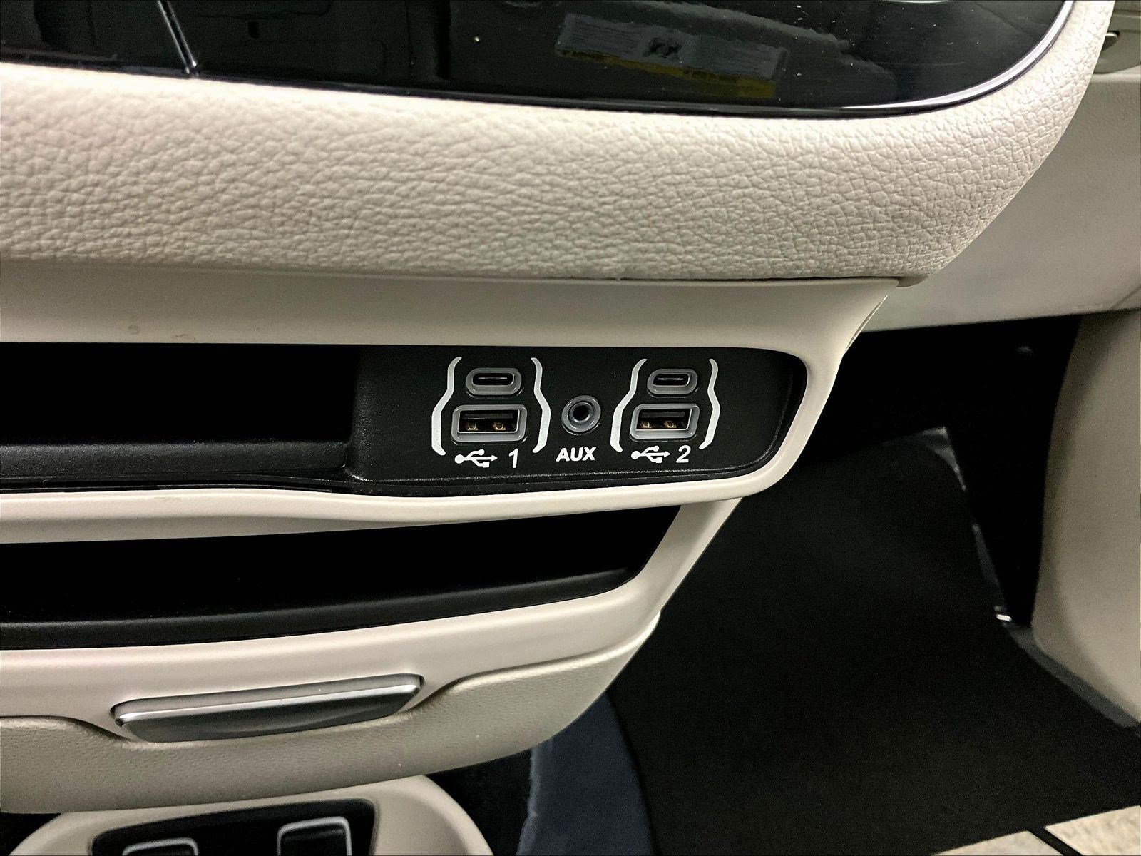 Used 2021 Chrysler Pacifica Touring-L FWD image 16