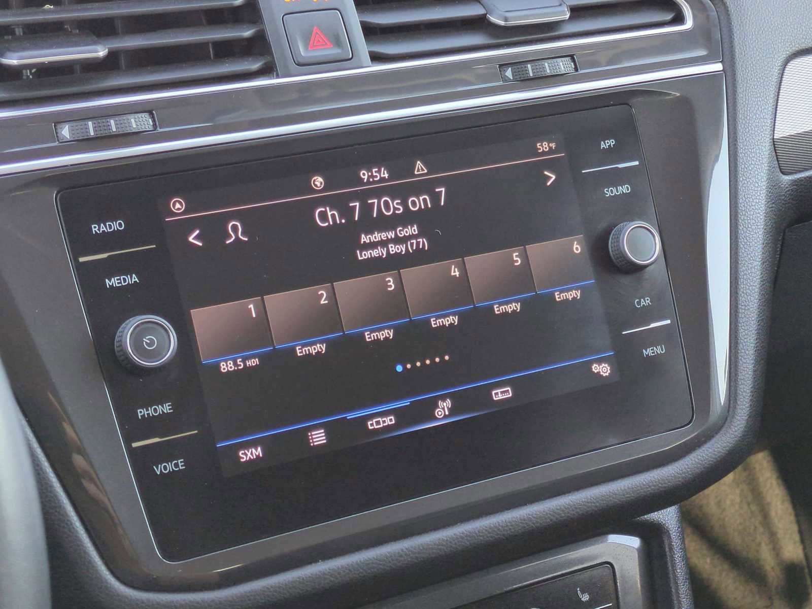 Used 2024 Volkswagen Tiguan SE image 13