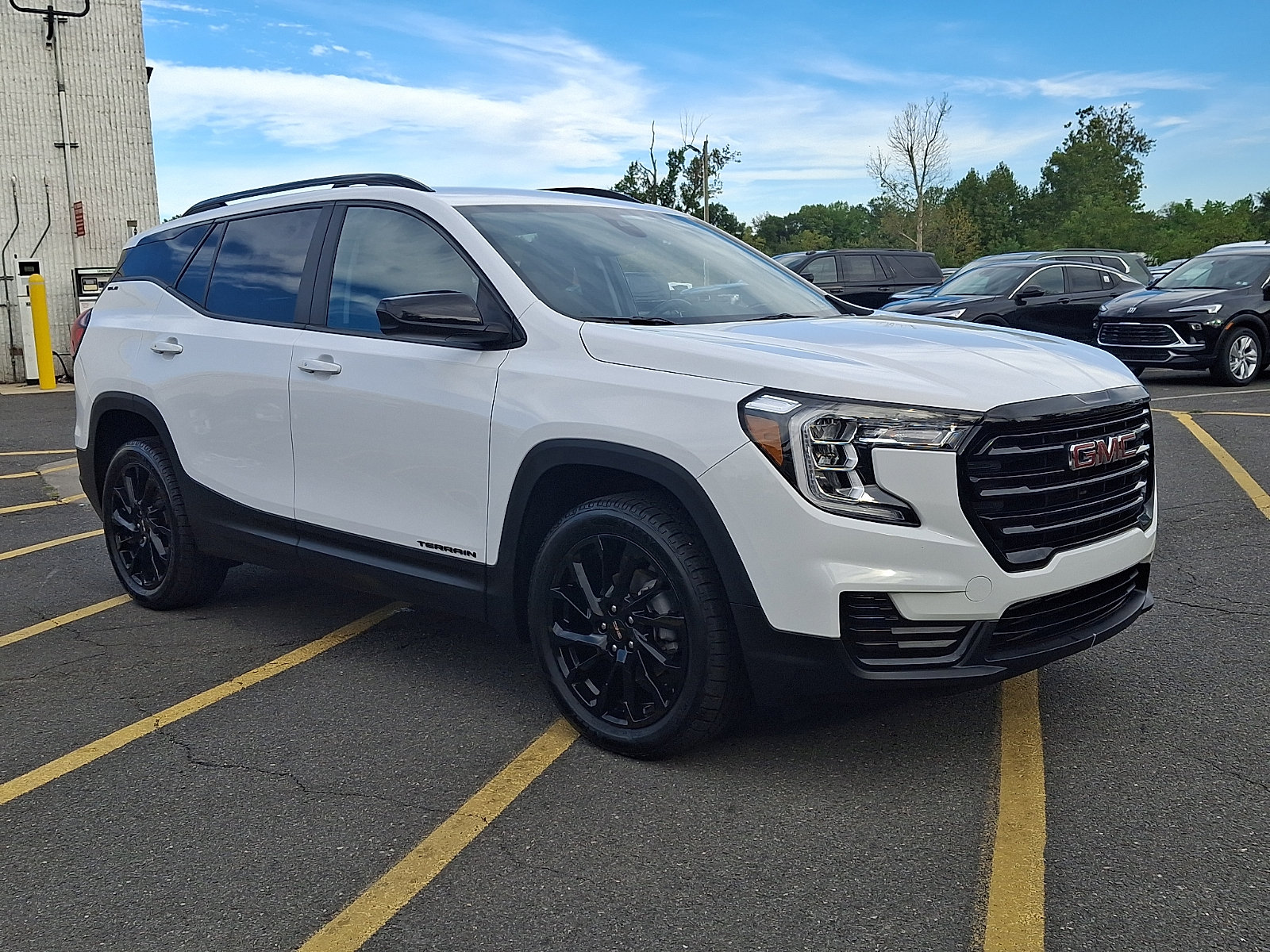 Certified 2023 GMC Terrain SLE w/ Driver Convenience Package AWD/4WD image 1