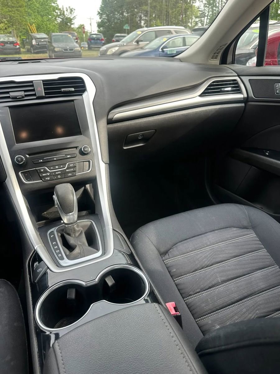 Used 2016 Ford Fusion SE FWD image 15