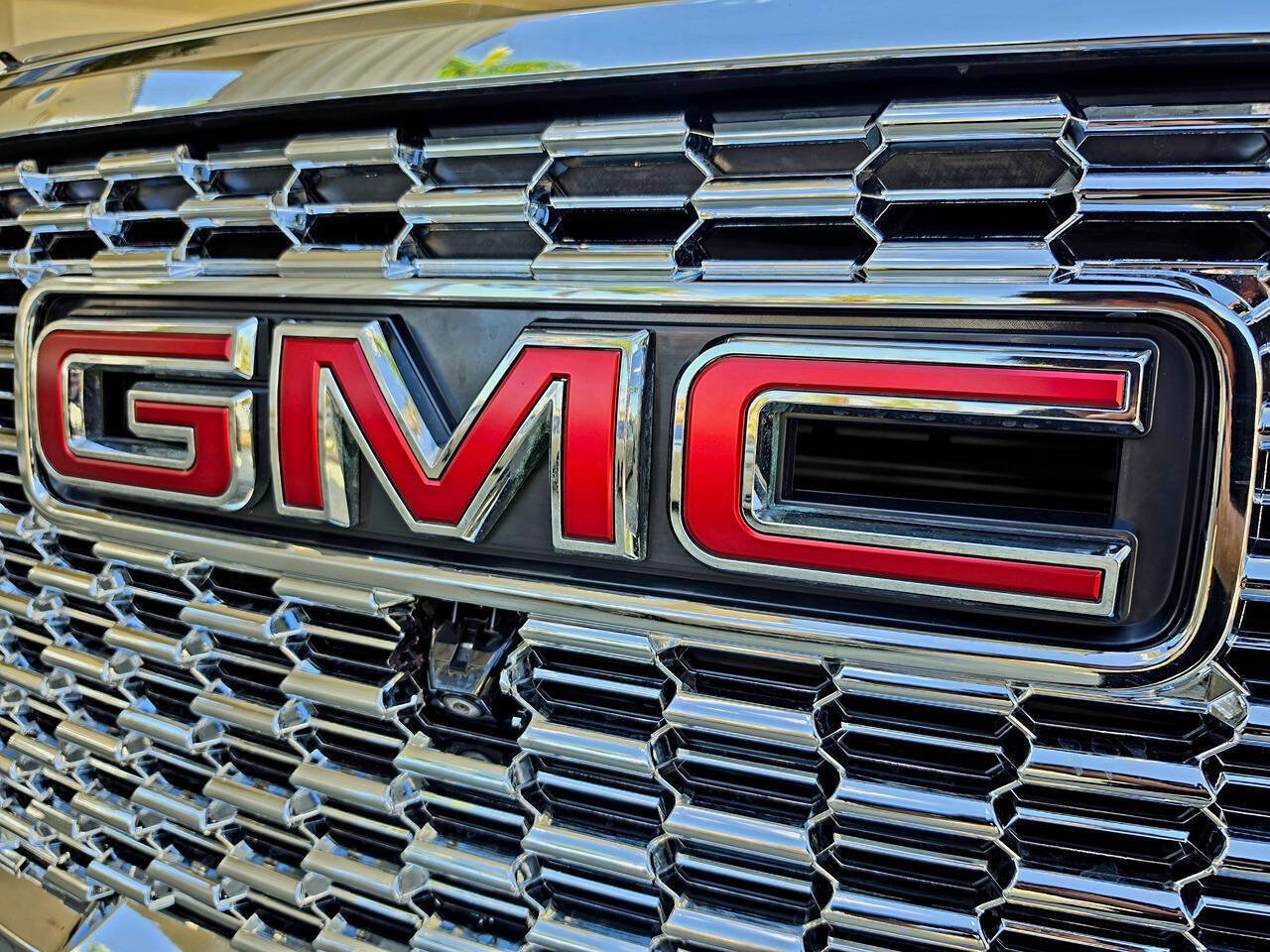 Used 2021 GMC Yukon SLT w/ SLT Premium Package RWD image 2