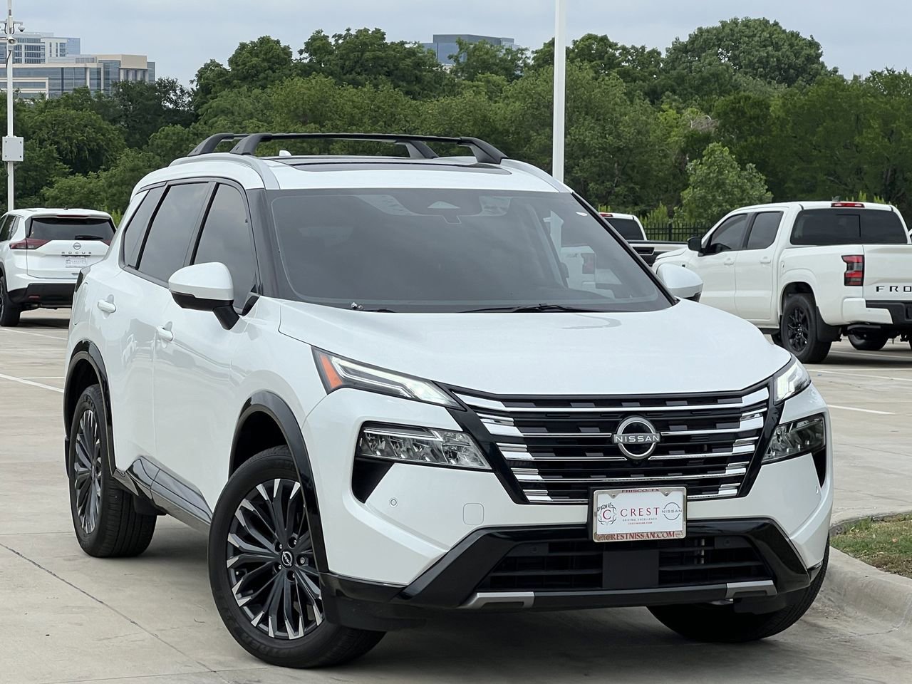 Used 2025 Nissan Rogue Platinum AWD/4WD image 2